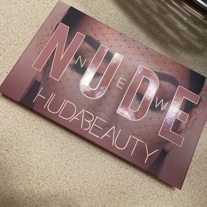 New Nude/ Huda Beauty eyeshadow palette